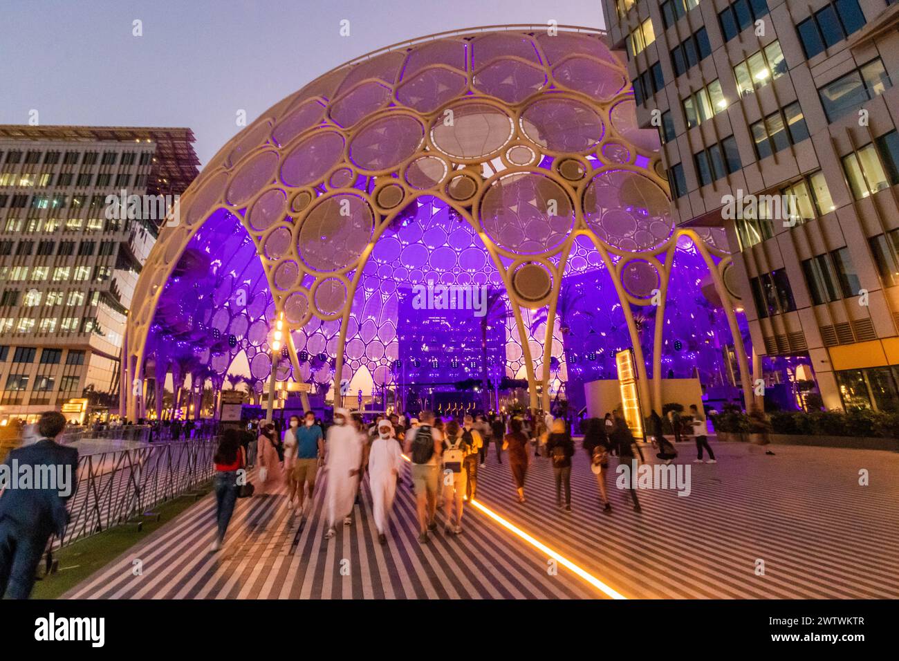 DUBAI, VAE - 29. OKTOBER 2021: Weltraumraketen-Show in der Kuppel des Al Wasl Plaza auf der Expo 2020 in Dubai, Vereinigte Arabische Emirate. Stockfoto