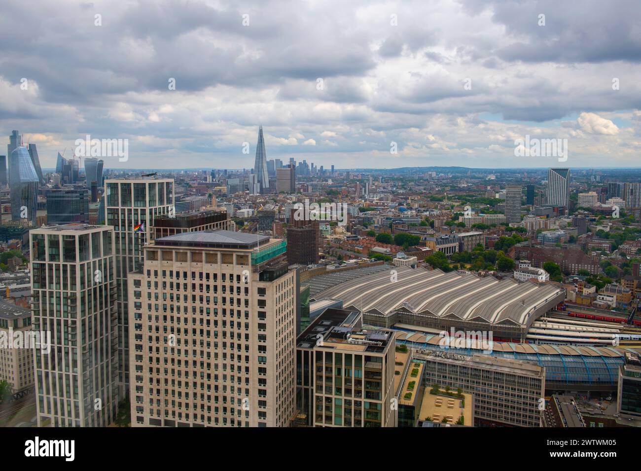 Blick auf die moderne Skyline der Londoner Stadt aus der Vogelperspektive einschließlich Shell Centre Building und Waterloo Station an der Themse an der South Bank in London, England, Großbritannien. Stockfoto