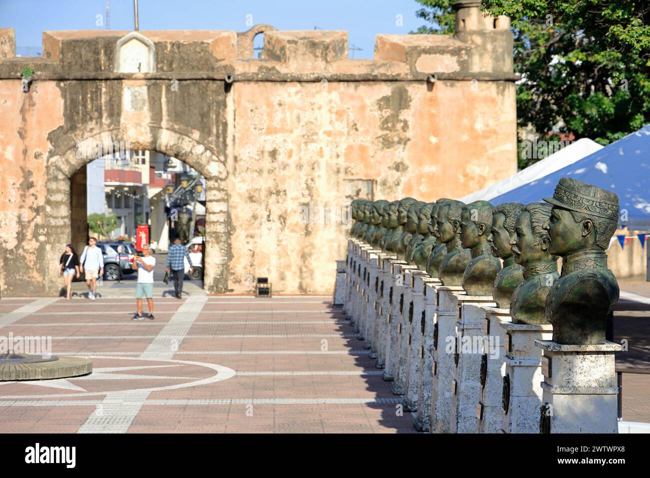 La Puerta del Conde, das historische befestigte Stadttor der Altstadt von Santo Domingo mit Parque Independencia im Vordergrund. Santo Domingo. Dominikanische Republik Stockfoto