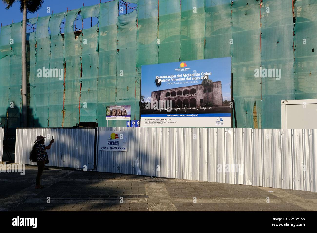 Alcazr de Colon der Columbus Alcazar Palast wird restauriert mit überdachten Gerüsten auf der Plaza Espana. Kolonialzone. Santo Domingo. Dominikanische Republik Stockfoto