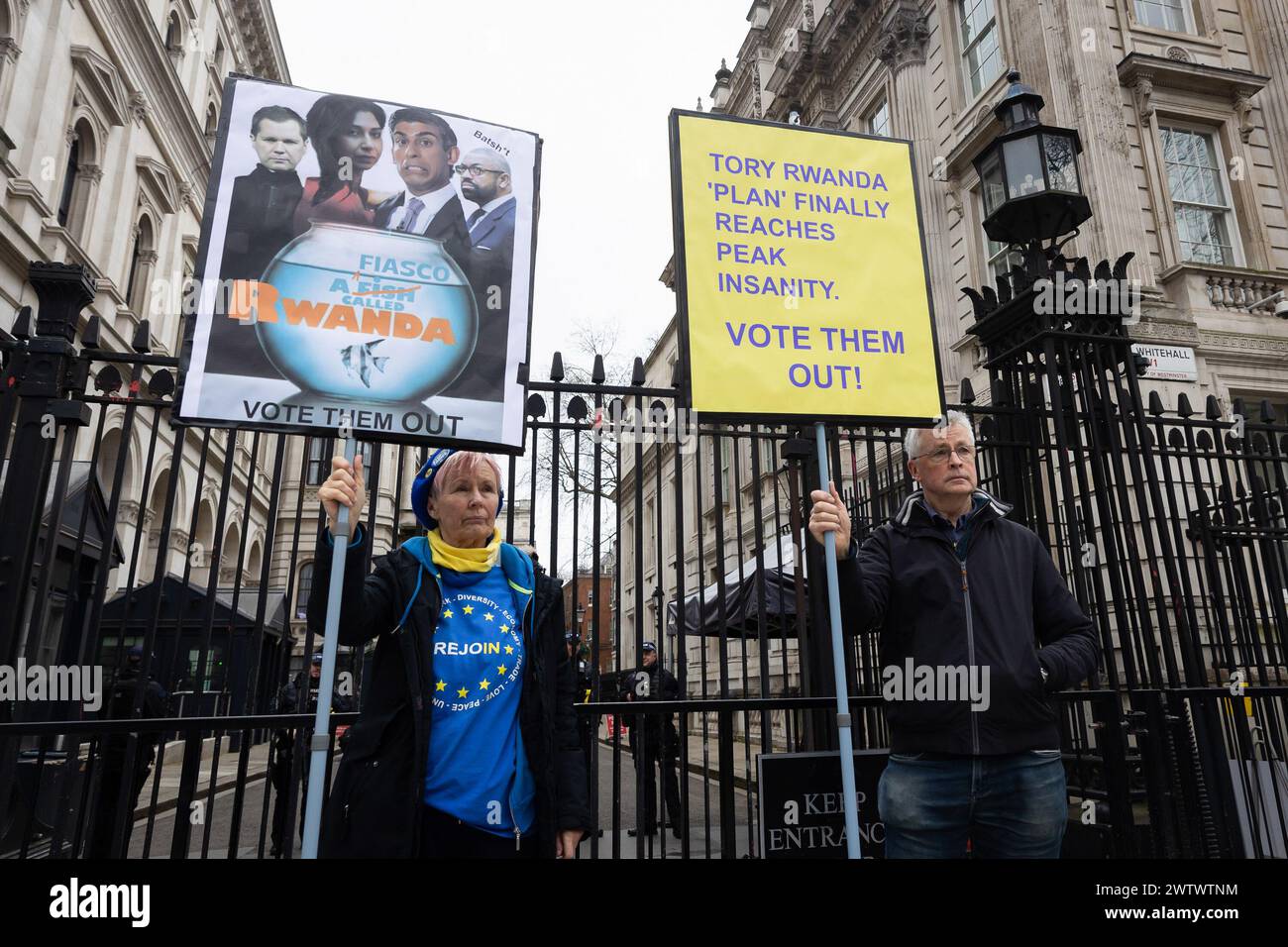 London, Großbritannien. März 2024. Demonstranten halten antikonservative Plakate vor den Toren der Downing Street. Der konservative Parteispender Frank Hester wurde kritisiert, nachdem er rassistische und abwertende Bemerkungen über den langjährigen Hackney-Abgeordneten und Jeremy Corbyn-Verbündeten Diane Abbott gemacht hatte. Quelle: SOPA Images Limited/Alamy Live News Stockfoto