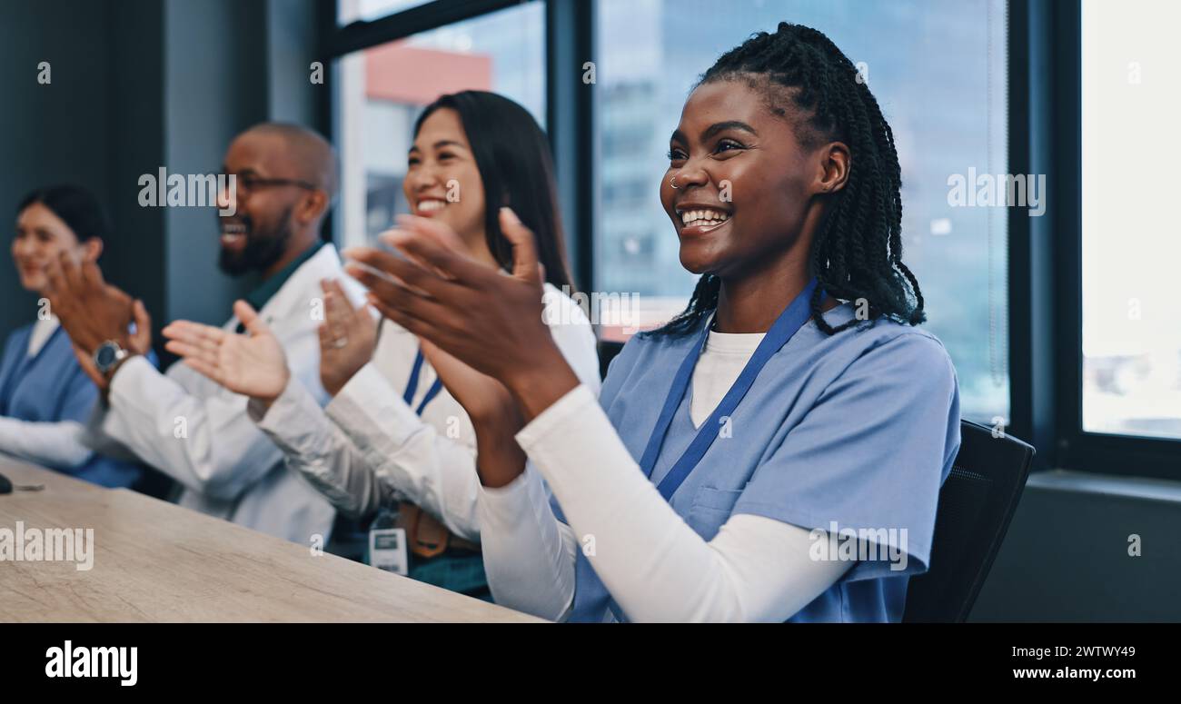 Teamwork, Beifall mit Krankenschwestern und Ärzten, die sich mit Vielfalt treffen, Glückwünsche und Unterstützung beim Onboarding. Medizinische Leistungen, Männer und Krankenschwestern in Stockfoto
