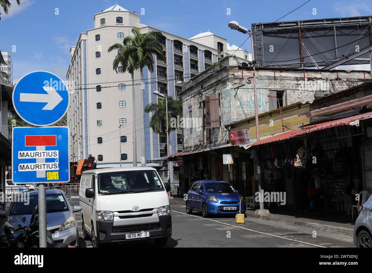 Port louis. Zentraler Markt. Dieser belebte, lebhafte Freiluftmarkt bietet eine Vielzahl von Waren zum Verkauf, darunter Obst, Kräuter, Gewürze und Tränke. Stockfoto