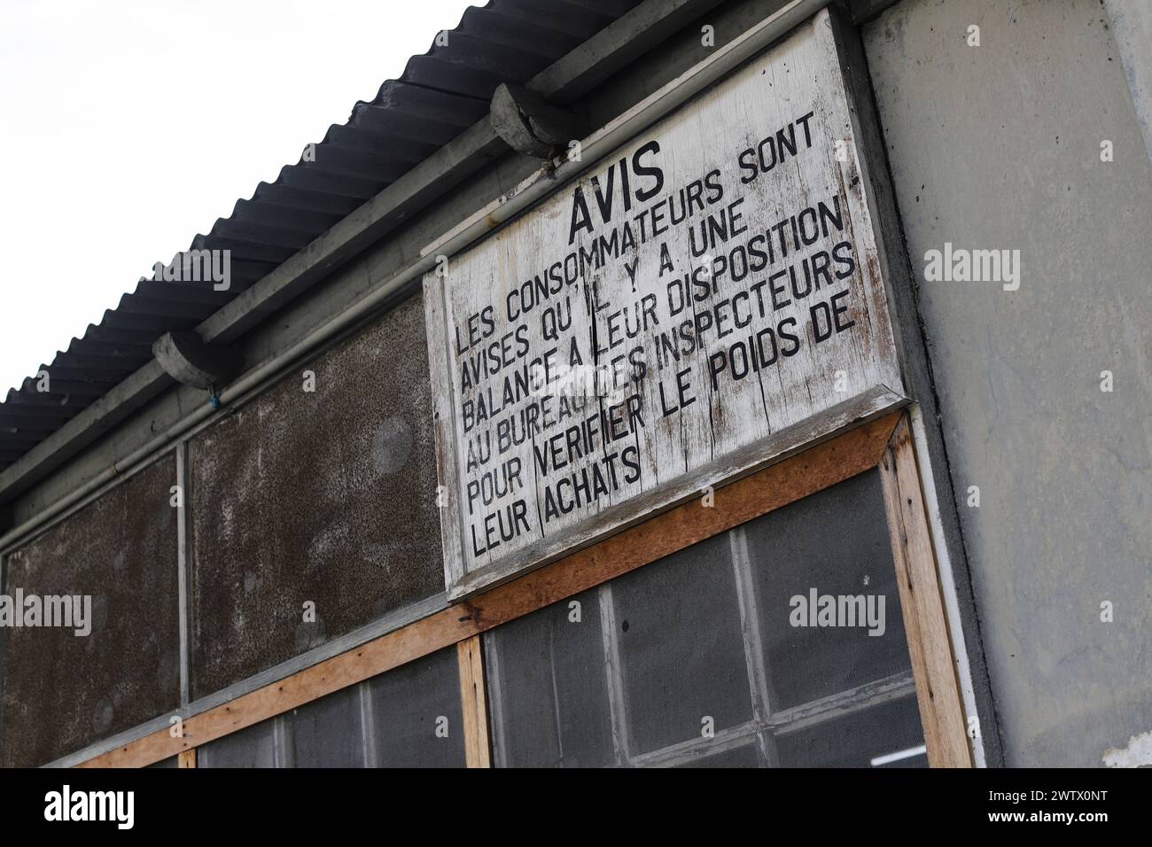 Port louis. Zentraler Markt. Dieser belebte, lebhafte Freiluftmarkt bietet eine Vielzahl von Waren zum Verkauf, darunter Obst, Kräuter, Gewürze und Tränke. Stockfoto