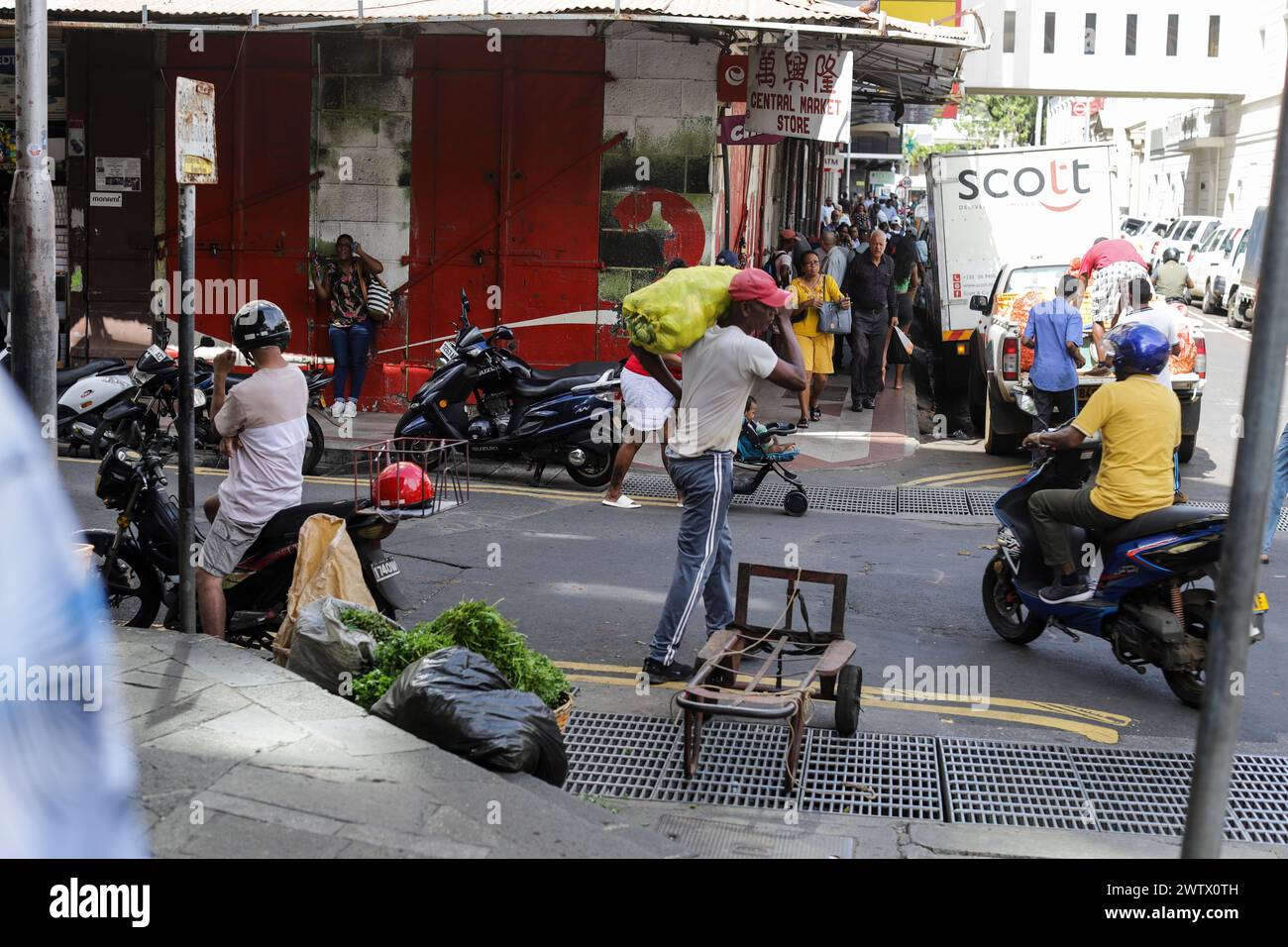 Port louis. Zentraler Markt. Dieser belebte, lebhafte Freiluftmarkt bietet eine Vielzahl von Waren zum Verkauf, darunter Obst, Kräuter, Gewürze und Tränke. Stockfoto