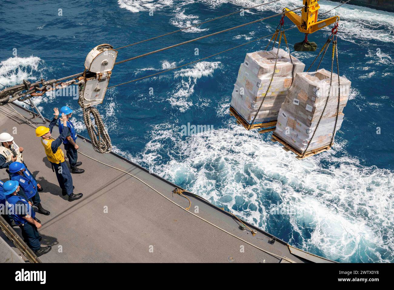 28. Februar 2024 - Golf von Thailand - Seeleute, die dem Amphibien-Transportschiff USS Somerset (LPD 25) der San Antonio-Klasse zugeordnet sind, überwachen die Paletten während einer Auffüllung auf See mit dem Trockenfrachtschiff USNS Carl Brashear (T-AKE 7) im Golf von Thailand im Februar. 28, 2024. Somerset führt derzeit Routineoperationen mit Elementen der 15. Marchine Expeditionary Unit während der Übung Cobra Gold 24 durch. Cobra Gold demonstriert das Engagement der USA für die Region durch den Aufbau von Interoperabilität, multilaterale Kooperationsvereinbarungen und die Förderung der Kommunisierung Stockfoto