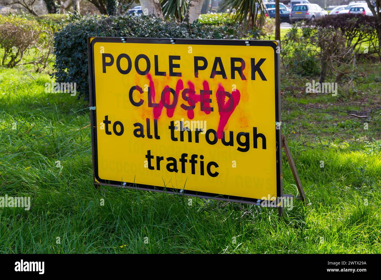 Poole Park ist geschlossen bis zum Verkehrsschild mit Farbe überspritzt geschlossen in Poole, Dorset, Großbritannien im März Stockfoto