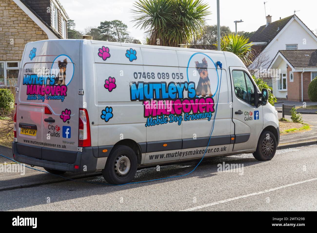 Mutleys Makeover mobiler Hundeschleimer parkte im März auf der Straße vor dem Haus in Poole, Dorset UK Stockfoto