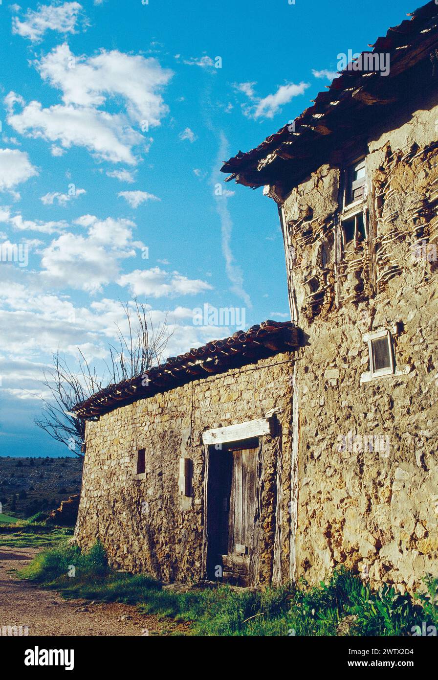 Haus in der Läufe, Calatañazor, Soria Provinz Castilla Leon, Spanien. Stockfoto