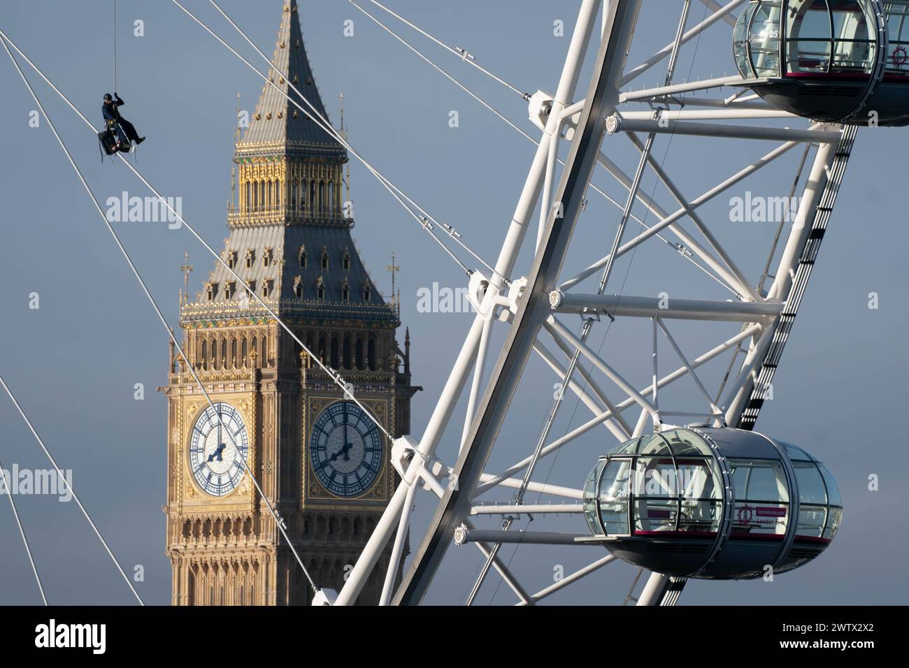Eine Malercrew seilt sich von der Spitze des London Eye lastminute.com ab und verleiht der Attraktion einen frischen Anstrich vor dem ersten offiziellen Frühlingstag am Mittwoch, den 20. März. Die vollständige Lackerneuerung, die alle drei Jahre stattfindet, erfordert schätzungsweise 5.000 Liter, um das gesamte 135 m hohe Beobachtungsrad abzudecken. Bilddatum: Montag, 18. März 2024. Stockfoto