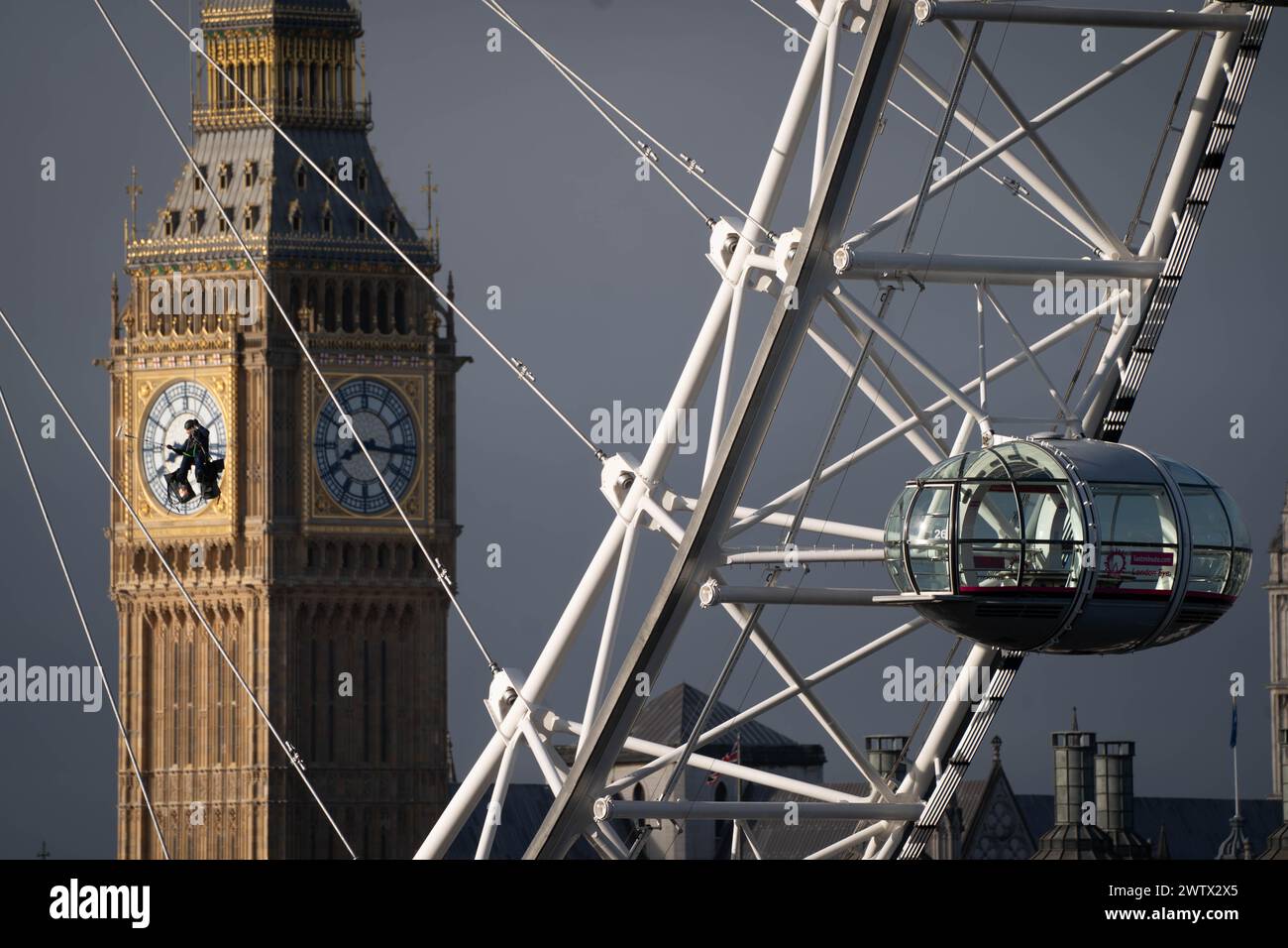 Eine Malercrew seilt sich von der Spitze des London Eye lastminute.com ab und verleiht der Attraktion einen frischen Anstrich vor dem ersten offiziellen Frühlingstag am Mittwoch, den 20. März. Die vollständige Lackerneuerung, die alle drei Jahre stattfindet, erfordert schätzungsweise 5.000 Liter, um das gesamte 135 m hohe Beobachtungsrad abzudecken. Bilddatum: Montag, 18. März 2024. Stockfoto