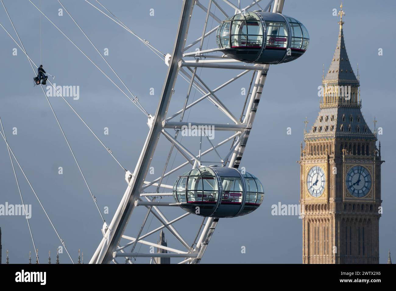 Eine Malercrew seilt sich von der Spitze des London Eye lastminute.com ab und verleiht der Attraktion einen frischen Anstrich vor dem ersten offiziellen Frühlingstag am Mittwoch, den 20. März. Die vollständige Lackerneuerung, die alle drei Jahre stattfindet, erfordert schätzungsweise 5.000 Liter, um das gesamte 135 m hohe Beobachtungsrad abzudecken. Bilddatum: Montag, 18. März 2024. Stockfoto