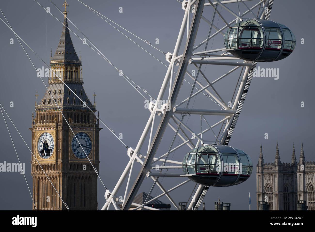 Eine Malercrew seilt sich von der Spitze des London Eye lastminute.com ab und verleiht der Attraktion einen frischen Anstrich vor dem ersten offiziellen Frühlingstag am Mittwoch, den 20. März. Die vollständige Lackerneuerung, die alle drei Jahre stattfindet, erfordert schätzungsweise 5.000 Liter, um das gesamte 135 m hohe Beobachtungsrad abzudecken. Bilddatum: Montag, 18. März 2024. Stockfoto