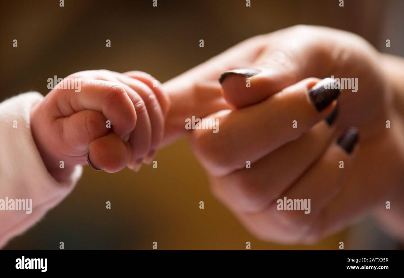 Undatiertes Aktenfoto eines neuen Babys, das den Finger seiner Mutter hält. Mehr als 2.000 Ärzte haben den Gesundheitsminister gebeten, einen „bahnbrechenden“ Impfstoff einzuführen, der verhindern könnte, dass jedes Jahr Tausende von Babys und Vorschulkindern ins Krankenhaus eingeliefert werden. Ausgabedatum: Mittwoch, 20. März 2024. Stockfoto