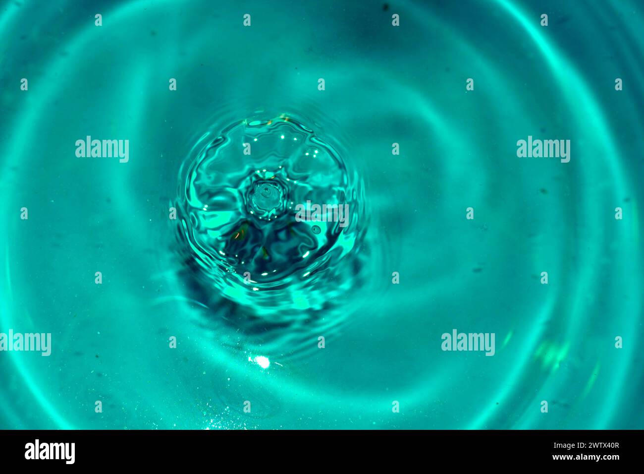 Kreise auf der Wasseroberfläche von herabfallenden Tropfen Stockfoto
