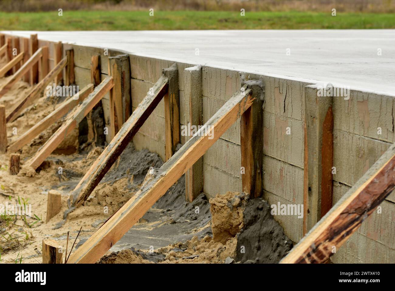 Eine Momentaufnahme der aus Dielen erstellten Deckenschalung. Stockfoto