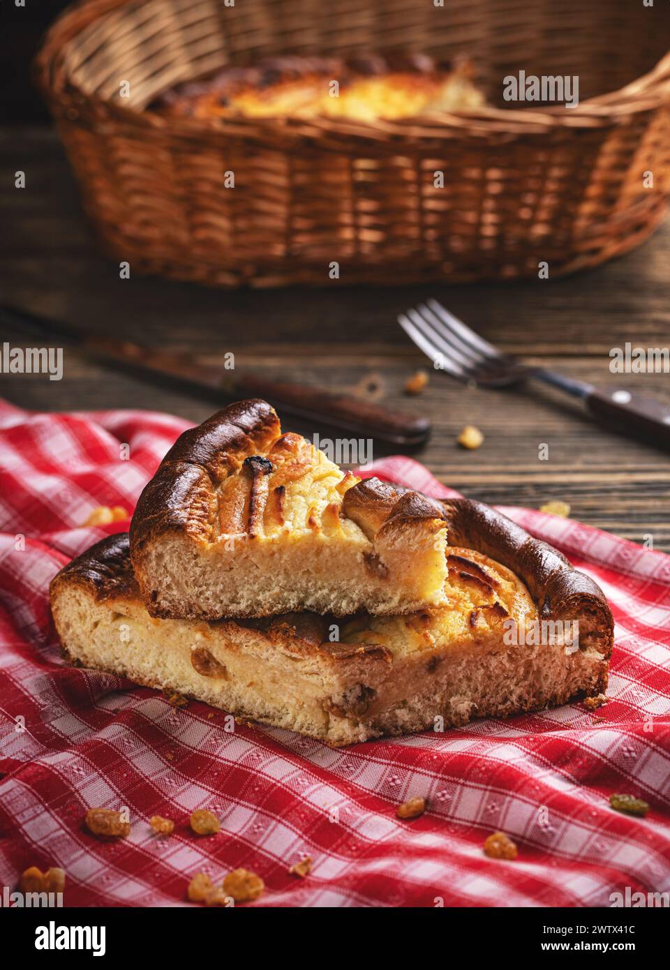 Köstlicher Hüttenkäsekuchen auf karierter Tischdecke Stockfoto