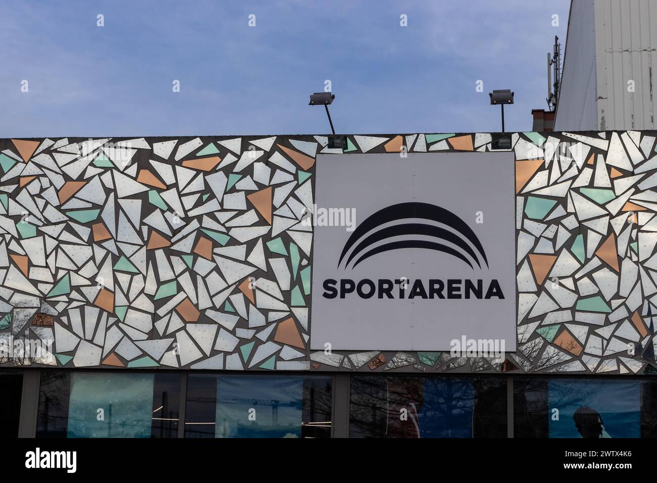 AALST, BELGIEN, 10. MÄRZ 2024: Außenansicht eines Sportarena-Geschäfts in Aalst. Der Shop ist spezialisiert auf Sportausrüstung und Zubehör für Sportler und Stockfoto