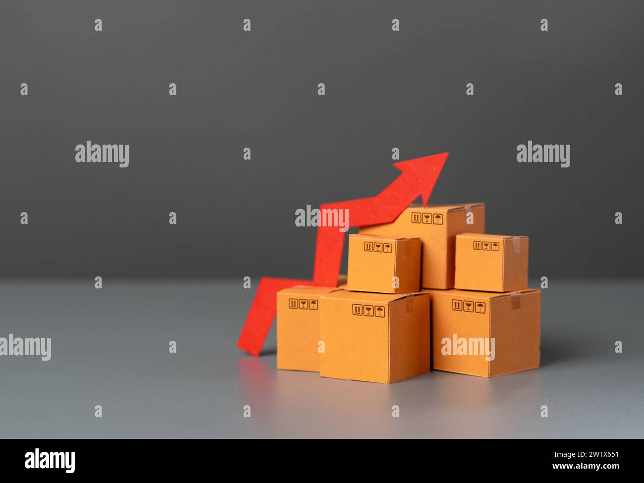 Kisten mit Waren und Aufwärtspfeil. Steigende Preise. Steigerung der Lieferungen und Produktionsraten. Steigerung der Attraktivität von Waren, hohe Nachfrage. Econ Stockfoto