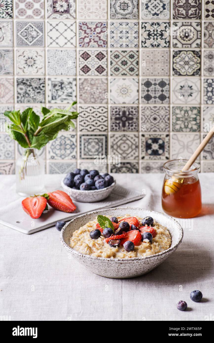 Haferbrei mit Beeren und Honig Stockfoto
