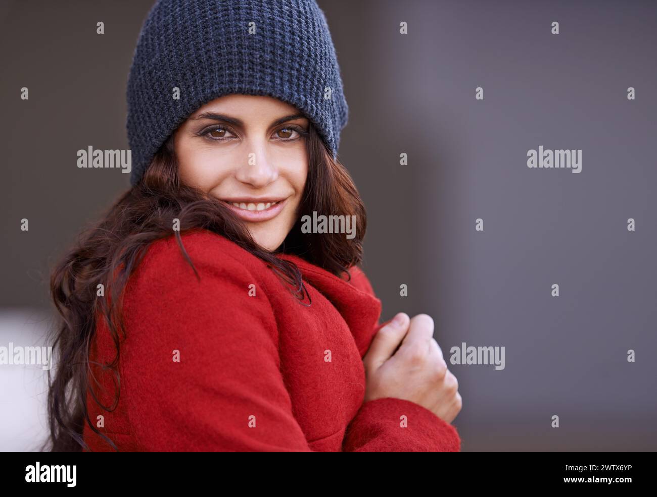 Winter, Mode und Porträt einer Frau in der Stadt mit Jacke für Reisen in coolem Stil oder rotem Mantel. Streetwear, Kleidung und Mädchen im Freien mit Selbstbewusstsein Stockfoto