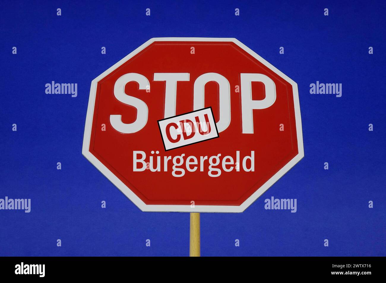 Stoppschild mit Bürgergeld und CDU-Aufkleber Stoppschild mit Bürgergeld und CDU-Aufkleber, 20.03.2024, Borkwalde, Brandenburg, auf einem Stoppschild befindet sich der Schriftzug Bürgergeld und ein CDU-Aufkleber. *** Stoppschild mit Bürgergeld und CDU-Aufkleber Stoppschild mit Bürgergeld und CDU-Aufkleber, 20 03 2024, Borkwalde, Brandenburg, auf einem Stoppschild befindet sich der Schriftzug Bürgergeld und ein CDU-Aufkleber Stockfoto