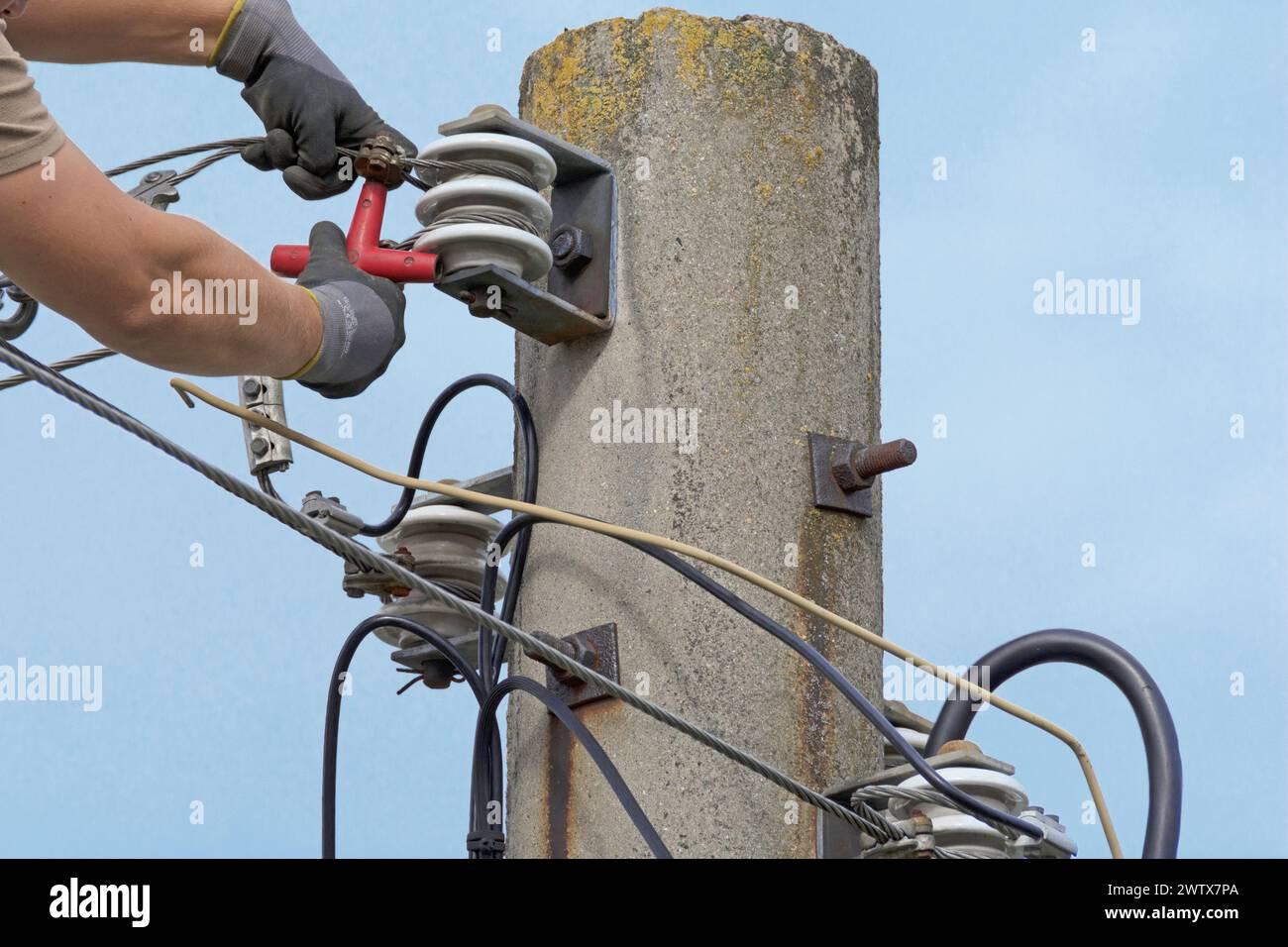 Die Stromleitung am alten Stromanschluss wird repariert Stockfoto