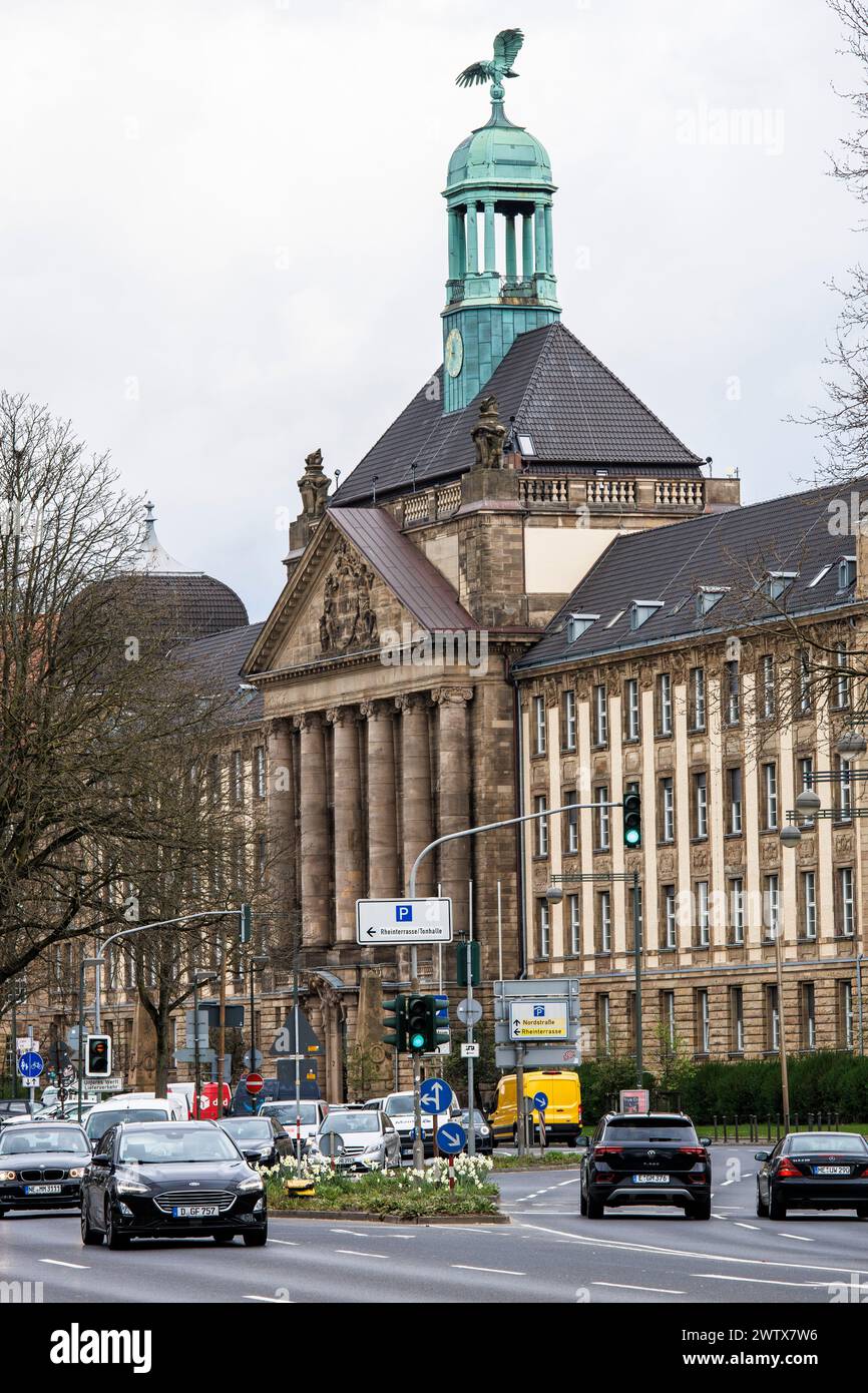Regierungsgebäude in der Caecilienallee, Düsseldorf. Gebaeude der Bezirksregierung an der Caecilienallee, Düsseldorf, Deutschland. Stockfoto