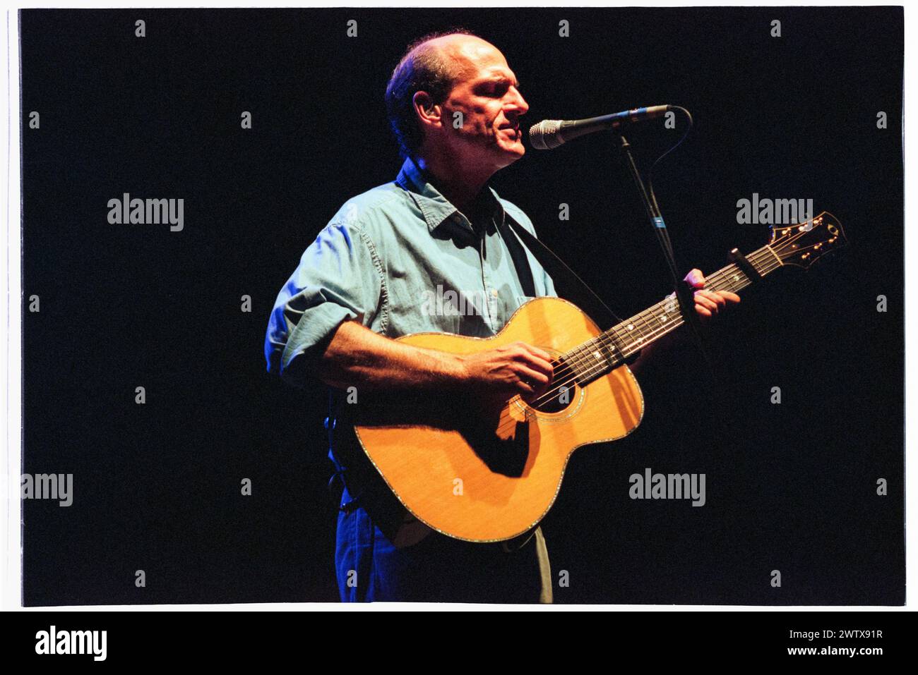 JAMES TAYLOR, KONZERT, 1999: Der legendäre US-amerikanische Gitarrist und Singer-Songwriter James Taylor spielte am 2. August 1999 live in der Cardiff International Arena CIA in Cardiff, Wales, Großbritannien. Foto: Rob Watkins. INFO: James Taylor, ein einflussreicher Gitarrist, der am 12. März 1948 in Boston, Massachusetts, geboren wurde, wird für seinen gefühlvollen Fingerpicking-Stil und sein herzliches Songwriting gefeiert. Stockfoto