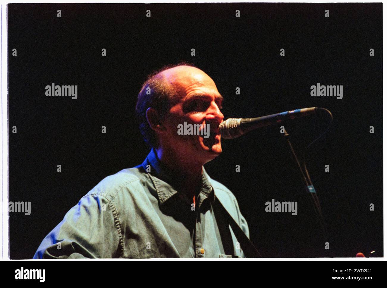 JAMES TAYLOR, KONZERT, 1999: Der legendäre US-amerikanische Gitarrist und Singer-Songwriter James Taylor spielte am 2. August 1999 live in der Cardiff International Arena CIA in Cardiff, Wales, Großbritannien. Foto: Rob Watkins. INFO: James Taylor, ein einflussreicher Gitarrist, der am 12. März 1948 in Boston, Massachusetts, geboren wurde, wird für seinen gefühlvollen Fingerpicking-Stil und sein herzliches Songwriting gefeiert. Stockfoto