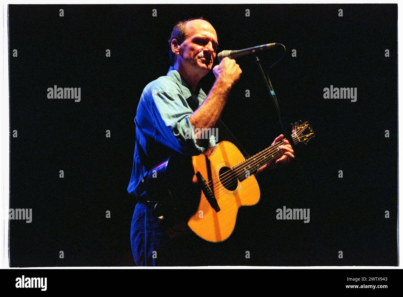 JAMES TAYLOR, KONZERT, 1999: Der legendäre US-amerikanische Gitarrist und Singer-Songwriter James Taylor spielte am 2. August 1999 live in der Cardiff International Arena CIA in Cardiff, Wales, Großbritannien. Foto: Rob Watkins. INFO: James Taylor, ein einflussreicher Gitarrist, der am 12. März 1948 in Boston, Massachusetts, geboren wurde, wird für seinen gefühlvollen Fingerpicking-Stil und sein herzliches Songwriting gefeiert. Stockfoto