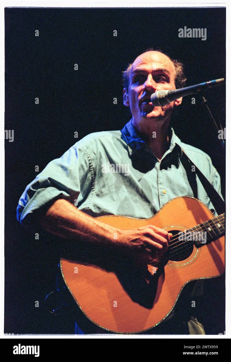 JAMES TAYLOR, KONZERT, 1999: Der legendäre US-amerikanische Gitarrist und Singer-Songwriter James Taylor spielte am 2. August 1999 live in der Cardiff International Arena CIA in Cardiff, Wales, Großbritannien. Foto: Rob Watkins. INFO: James Taylor, ein einflussreicher Gitarrist, der am 12. März 1948 in Boston, Massachusetts, geboren wurde, wird für seinen gefühlvollen Fingerpicking-Stil und sein herzliches Songwriting gefeiert. Stockfoto