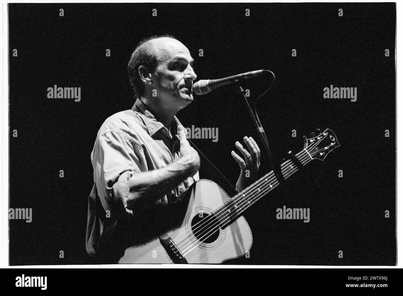 JAMES TAYLOR, KONZERT, 1999: Der legendäre US-amerikanische Gitarrist und Singer-Songwriter James Taylor spielte am 2. August 1999 live in der Cardiff International Arena CIA in Cardiff, Wales, Großbritannien. Foto: Rob Watkins. INFO: James Taylor, ein einflussreicher Gitarrist, der am 12. März 1948 in Boston, Massachusetts, geboren wurde, wird für seinen gefühlvollen Fingerpicking-Stil und sein herzliches Songwriting gefeiert. Stockfoto