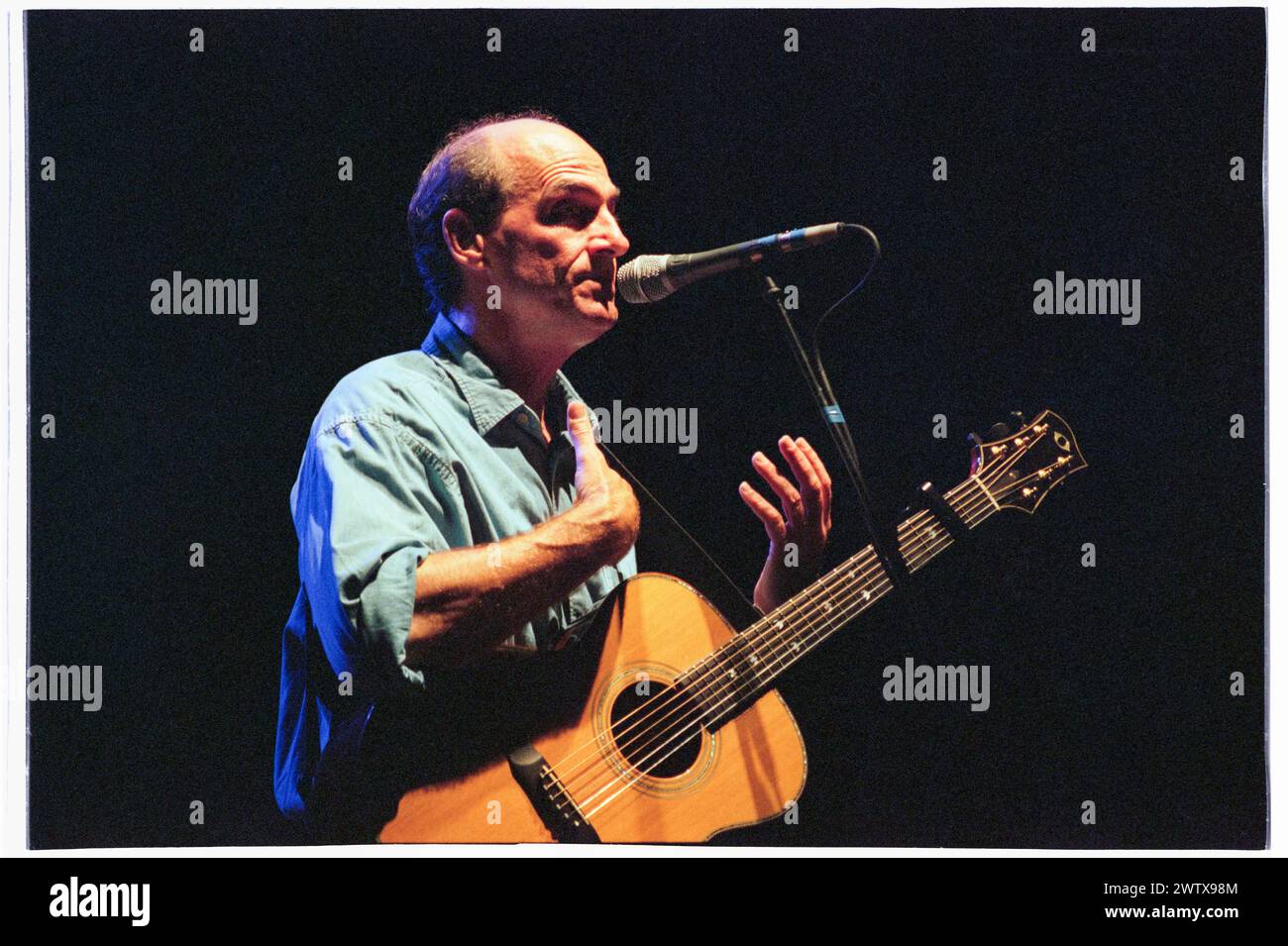 JAMES TAYLOR, KONZERT, 1999: Der legendäre US-amerikanische Gitarrist und Singer-Songwriter James Taylor spielte am 2. August 1999 live in der Cardiff International Arena CIA in Cardiff, Wales, Großbritannien. Foto: Rob Watkins. INFO: James Taylor, ein einflussreicher Gitarrist, der am 12. März 1948 in Boston, Massachusetts, geboren wurde, wird für seinen gefühlvollen Fingerpicking-Stil und sein herzliches Songwriting gefeiert. Stockfoto