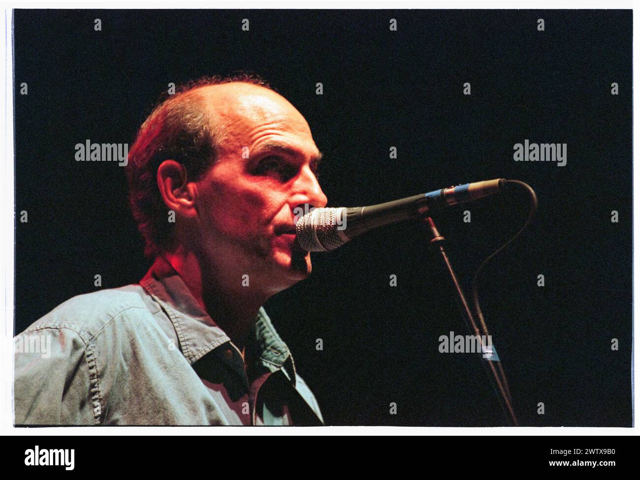 JAMES TAYLOR, KONZERT, 1999: Der legendäre US-amerikanische Gitarrist und Singer-Songwriter James Taylor spielte am 2. August 1999 live in der Cardiff International Arena CIA in Cardiff, Wales, Großbritannien. Foto: Rob Watkins. INFO: James Taylor, ein einflussreicher Gitarrist, der am 12. März 1948 in Boston, Massachusetts, geboren wurde, wird für seinen gefühlvollen Fingerpicking-Stil und sein herzliches Songwriting gefeiert. Stockfoto