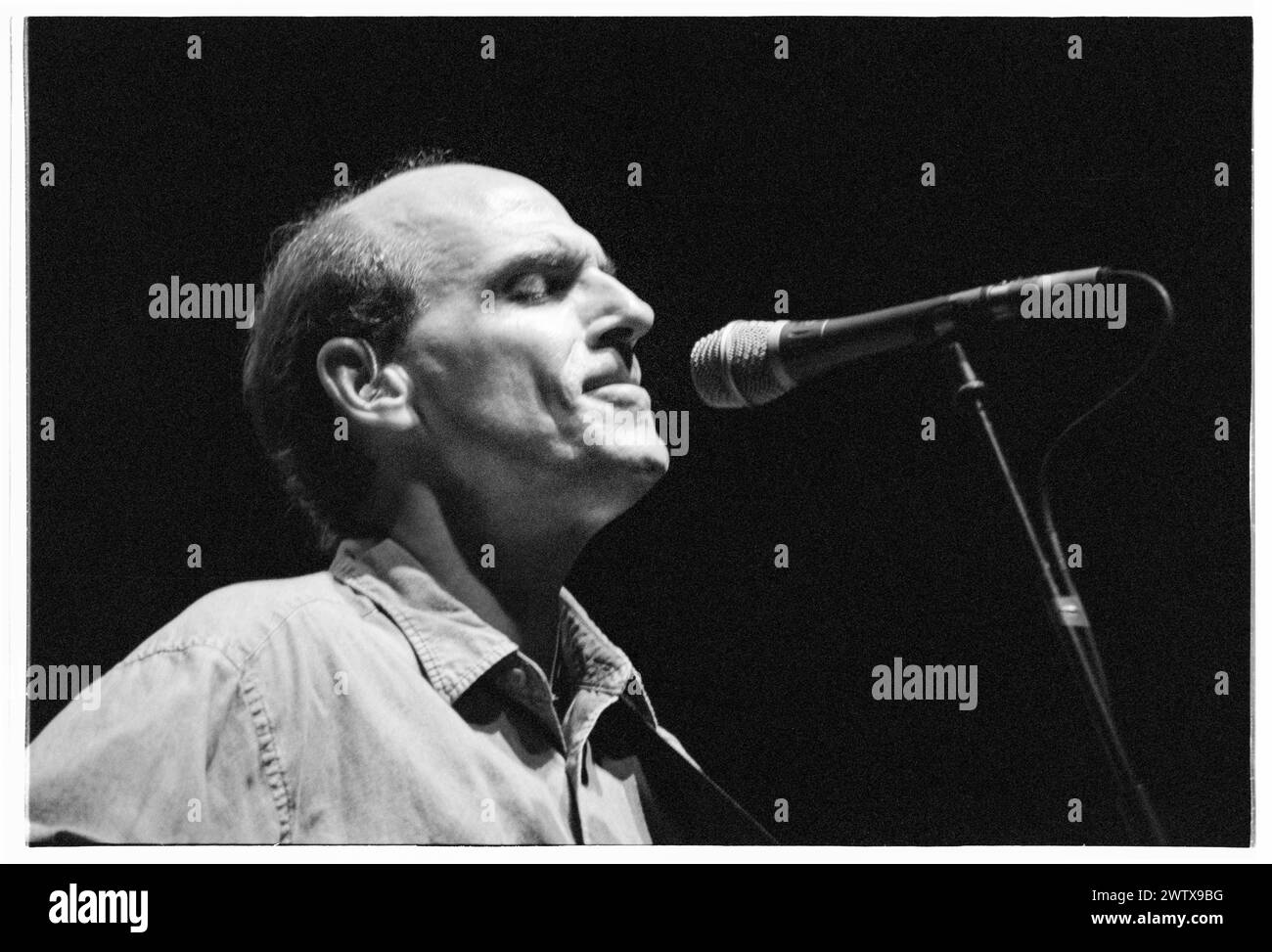 JAMES TAYLOR, KONZERT, 1999: Der legendäre US-amerikanische Gitarrist und Singer-Songwriter James Taylor spielte am 2. August 1999 live in der Cardiff International Arena CIA in Cardiff, Wales, Großbritannien. Foto: Rob Watkins. INFO: James Taylor, ein einflussreicher Gitarrist, der am 12. März 1948 in Boston, Massachusetts, geboren wurde, wird für seinen gefühlvollen Fingerpicking-Stil und sein herzliches Songwriting gefeiert. Stockfoto