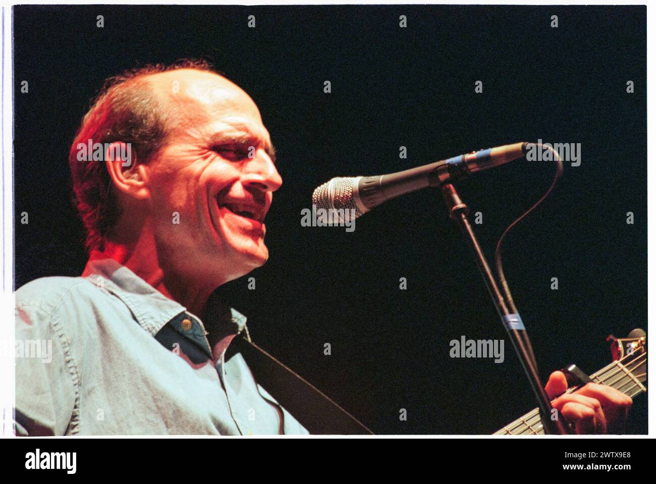 JAMES TAYLOR, KONZERT, 1999: Der legendäre US-amerikanische Gitarrist und Singer-Songwriter James Taylor spielte am 2. August 1999 live in der Cardiff International Arena CIA in Cardiff, Wales, Großbritannien. Foto: Rob Watkins. INFO: James Taylor, ein einflussreicher Gitarrist, der am 12. März 1948 in Boston, Massachusetts, geboren wurde, wird für seinen gefühlvollen Fingerpicking-Stil und sein herzliches Songwriting gefeiert. Stockfoto