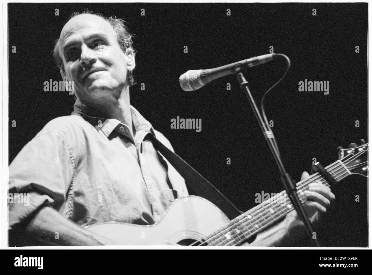 JAMES TAYLOR, KONZERT, 1999: Der legendäre US-amerikanische Gitarrist und Singer-Songwriter James Taylor spielte am 2. August 1999 live in der Cardiff International Arena CIA in Cardiff, Wales, Großbritannien. Foto: Rob Watkins. INFO: James Taylor, ein einflussreicher Gitarrist, der am 12. März 1948 in Boston, Massachusetts, geboren wurde, wird für seinen gefühlvollen Fingerpicking-Stil und sein herzliches Songwriting gefeiert. Stockfoto