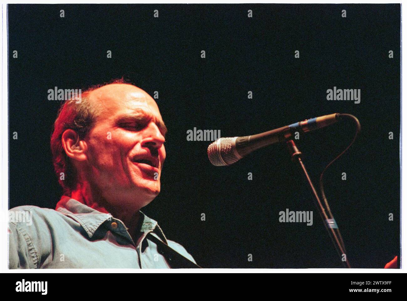 JAMES TAYLOR, KONZERT, 1999: Der legendäre US-amerikanische Gitarrist und Singer-Songwriter James Taylor spielte am 2. August 1999 live in der Cardiff International Arena CIA in Cardiff, Wales, Großbritannien. Foto: Rob Watkins. INFO: James Taylor, ein einflussreicher Gitarrist, der am 12. März 1948 in Boston, Massachusetts, geboren wurde, wird für seinen gefühlvollen Fingerpicking-Stil und sein herzliches Songwriting gefeiert. Stockfoto