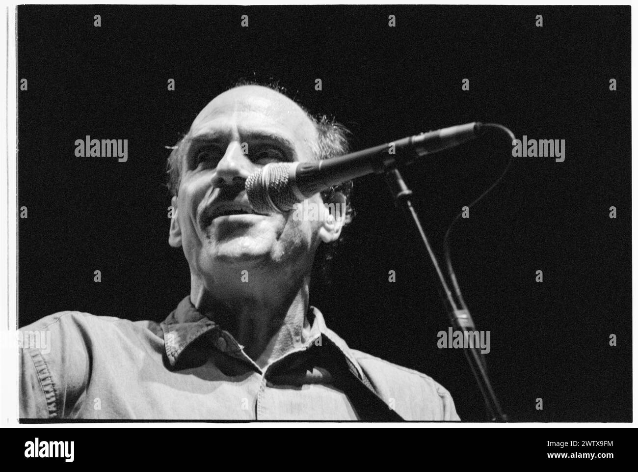 JAMES TAYLOR, KONZERT, 1999: Der legendäre US-amerikanische Gitarrist und Singer-Songwriter James Taylor spielte am 2. August 1999 live in der Cardiff International Arena CIA in Cardiff, Wales, Großbritannien. Foto: Rob Watkins. INFO: James Taylor, ein einflussreicher Gitarrist, der am 12. März 1948 in Boston, Massachusetts, geboren wurde, wird für seinen gefühlvollen Fingerpicking-Stil und sein herzliches Songwriting gefeiert. Stockfoto