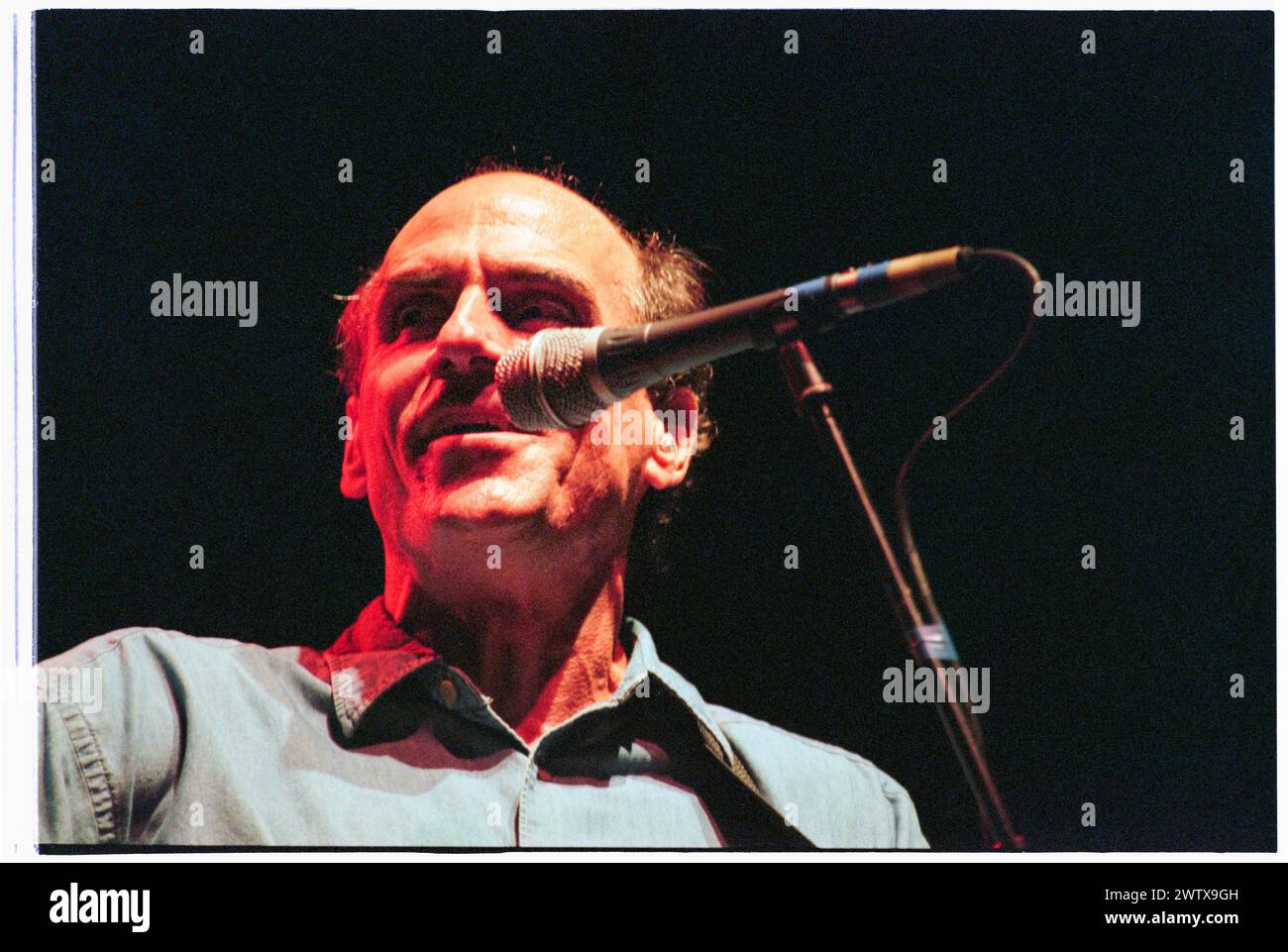 JAMES TAYLOR, KONZERT, 1999: Der legendäre US-amerikanische Gitarrist und Singer-Songwriter James Taylor spielte am 2. August 1999 live in der Cardiff International Arena CIA in Cardiff, Wales, Großbritannien. Foto: Rob Watkins. INFO: James Taylor, ein einflussreicher Gitarrist, der am 12. März 1948 in Boston, Massachusetts, geboren wurde, wird für seinen gefühlvollen Fingerpicking-Stil und sein herzliches Songwriting gefeiert. Stockfoto