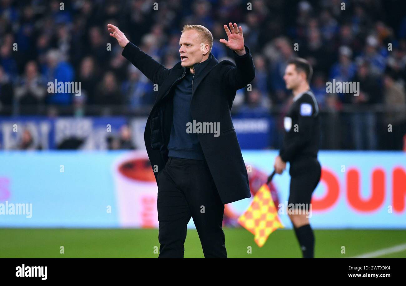 2. Bundesliga, Veltins Arena Gelsenkirchen, FC Schalke 04 gegen FC St. Pauli; Trainer Karel Geraerts (S04) Stockfoto