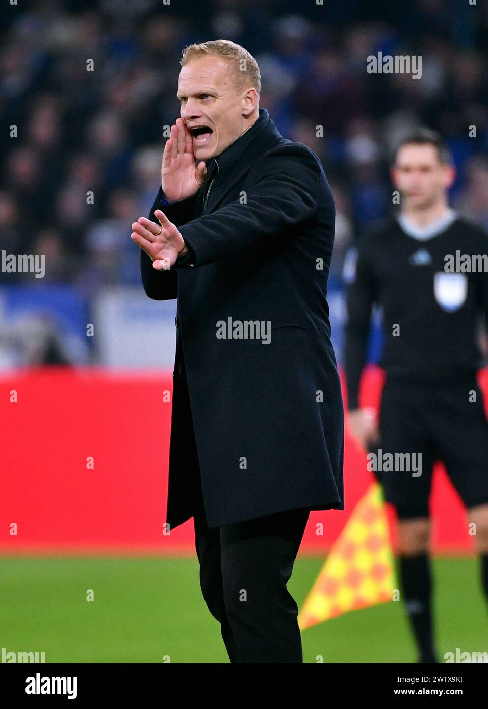2. Bundesliga, Veltins Arena Gelsenkirchen, FC Schalke 04 gegen FC St. Pauli; Trainer Karel Geraerts (S04) Stockfoto