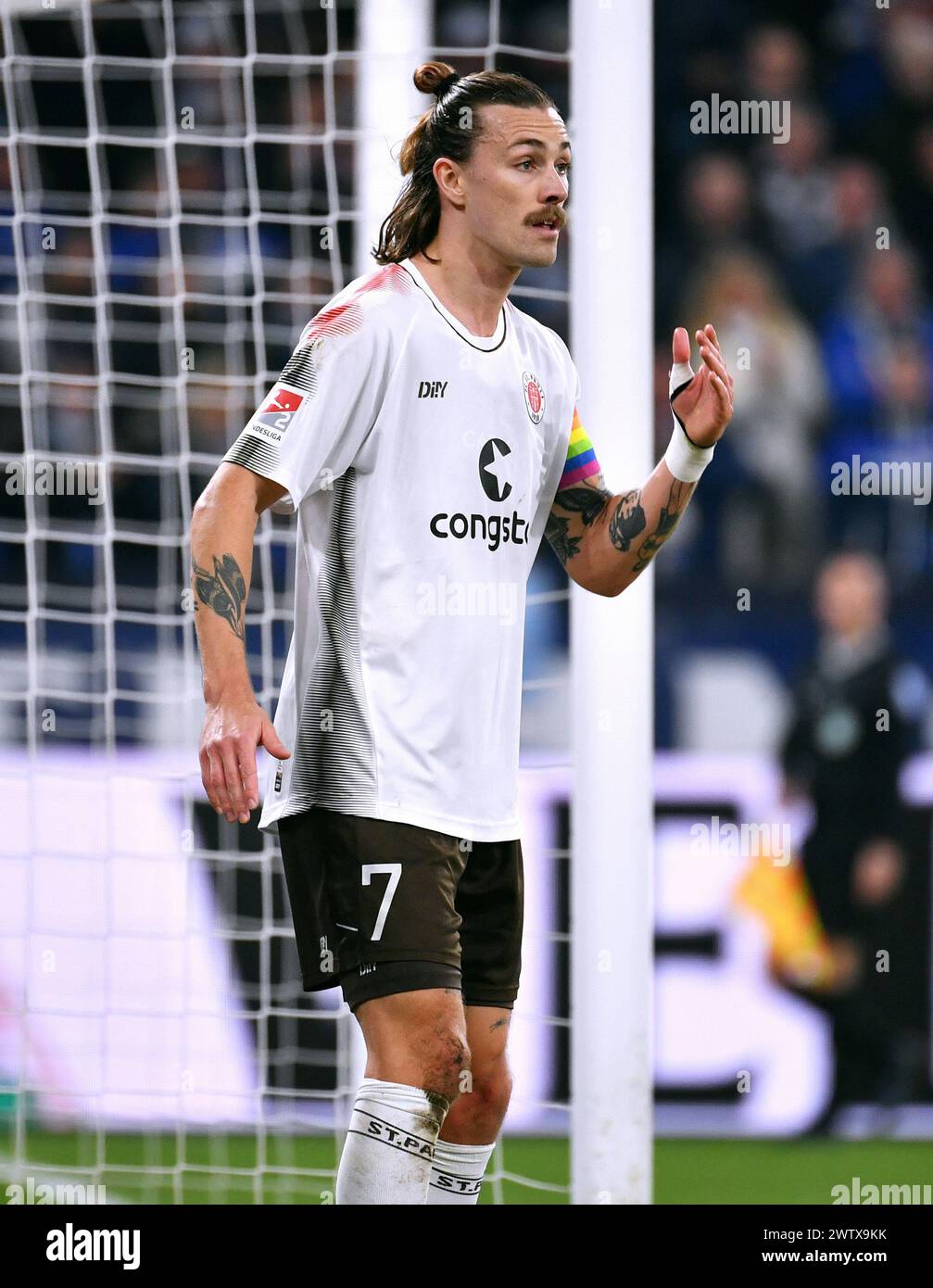 2. Bundesliga, Veltins Arena Gelsenkirchen, FC Schalke 04 gegen FC St. Pauli; Jackson Irvine (GfbV) Stockfoto
