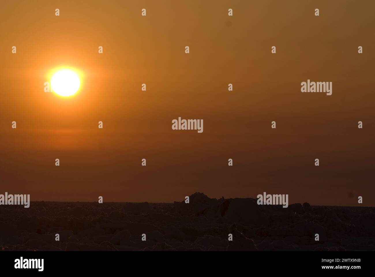 Meereslandschaft des Sonnenuntergangs über offenem Blei, rauem Packeis über dem Chukchi-Meer im Frühling, vor der Küste des arktischen Dorfes Utqiagvik, arktisches Alaska Stockfoto