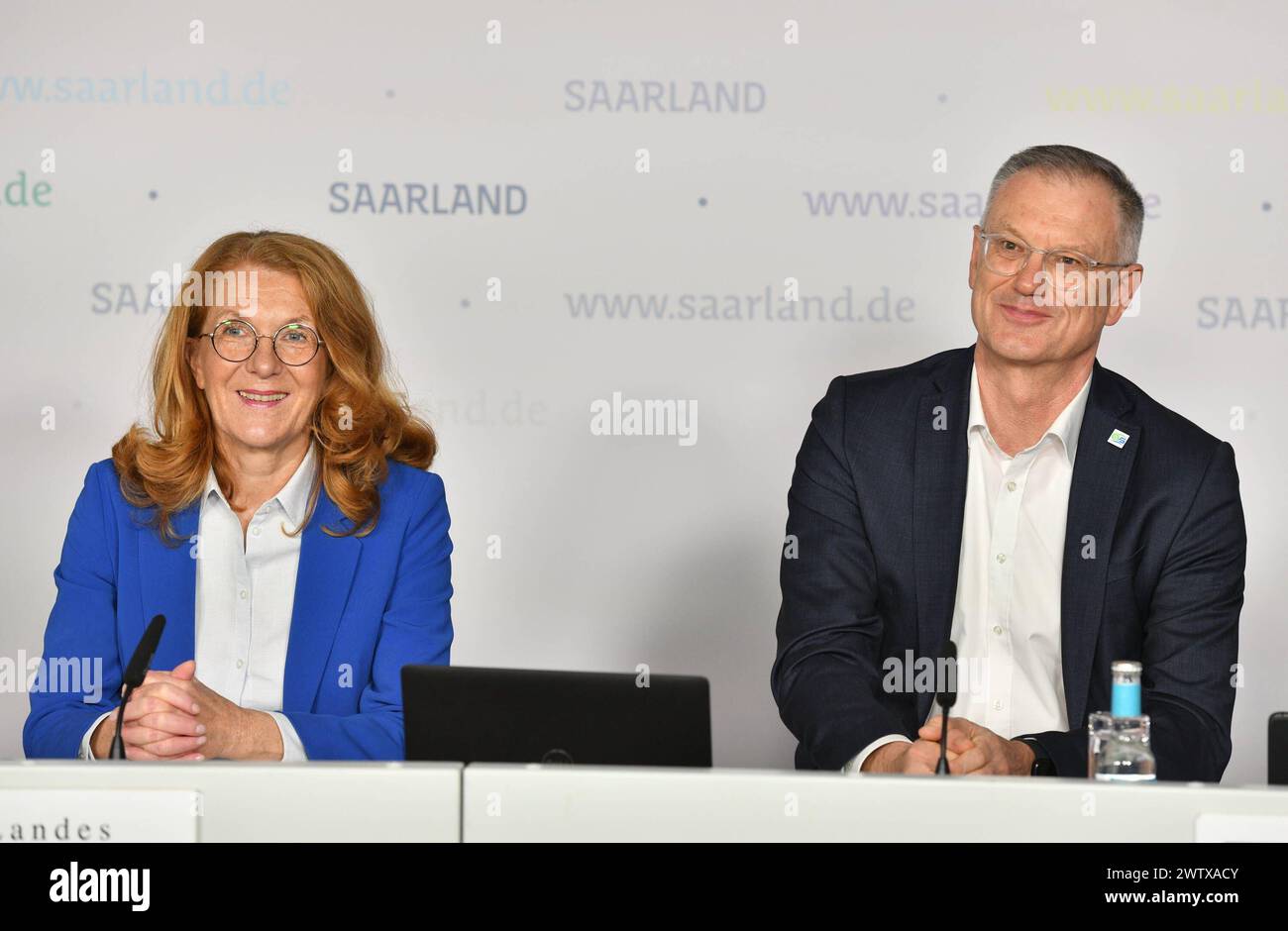 Landespressekonferenz am Dienstag 19.03.2024 zum Thema Mittel und Maßnahmen zum Thema Müll und Bilanz der picobello Aktion des EVS in der Staatskanzlei des Saarlandes in Saarbrücken. Im Bild v.l.: Petra Berg, Ministerin für Umwelt, Klimaschutz, Mobilität, Agrar, Verbraucherschutz und Justiz, und Stefan Kunz, Geschäftsführer des Entsorgungsverbandes Saar EVS. *** Landespressekonferenz am Dienstag, 19 03 2024 zum Thema Ressourcen und Maßnahmen zum Thema Abfall und zur Bilanz der Picobello-Kampagne des EVS in der Saarländischen Landeskanzlei in Saarbrücken im Bild von Stockfoto