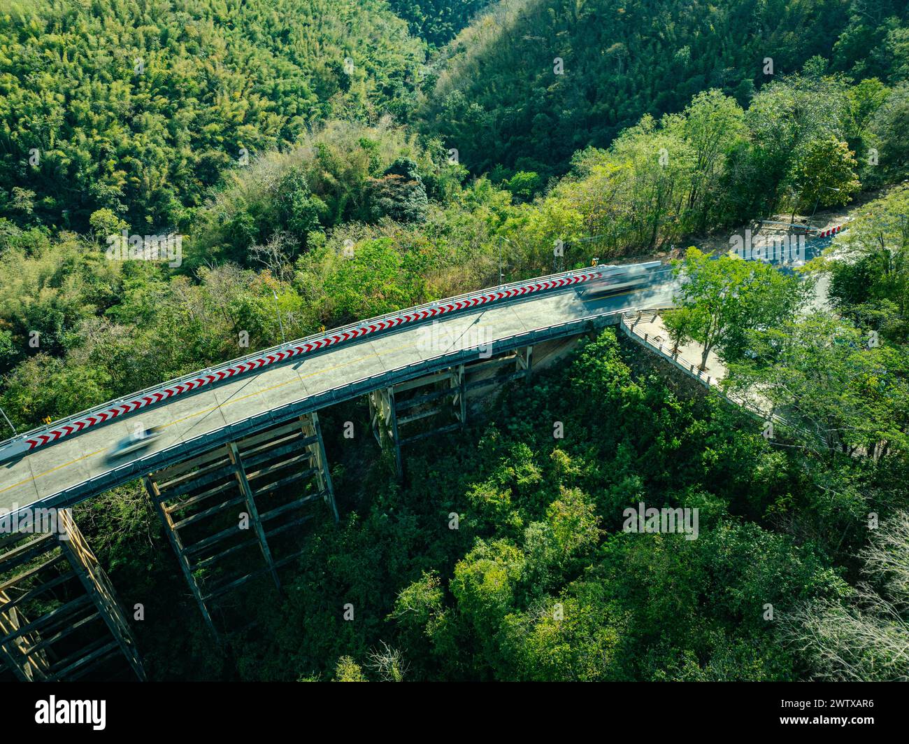 Pho Khun Pha Mueang Brücke oder Huai Tong Brücke es ist ein natürlicher Aussichtspunkt. Vom Bezirk Lom Sak bis zum Bezirk Nam NAO in der Provinz Phetchabun Stockfoto