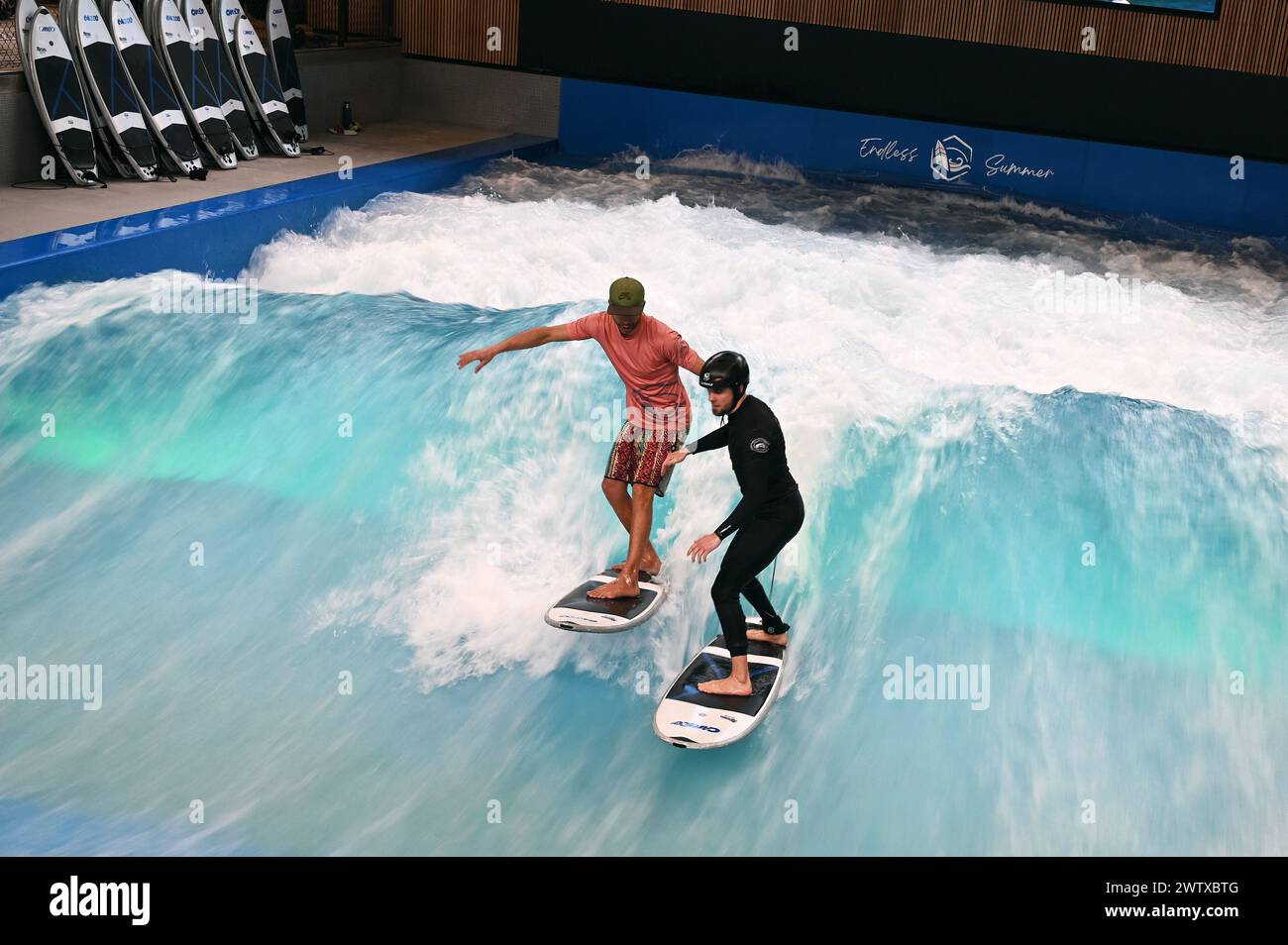 Knstliche welle surfen -Fotos und -Bildmaterial in hoher Auflsung  Alamy
