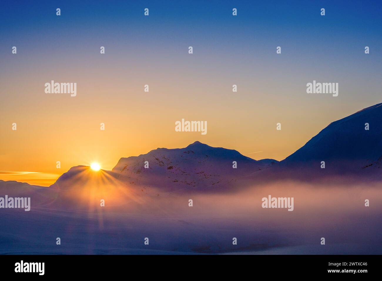 Sonnenuntergang hinter den Bergen von Jotunheim / Jotunheimen, Norwegen Stockfoto