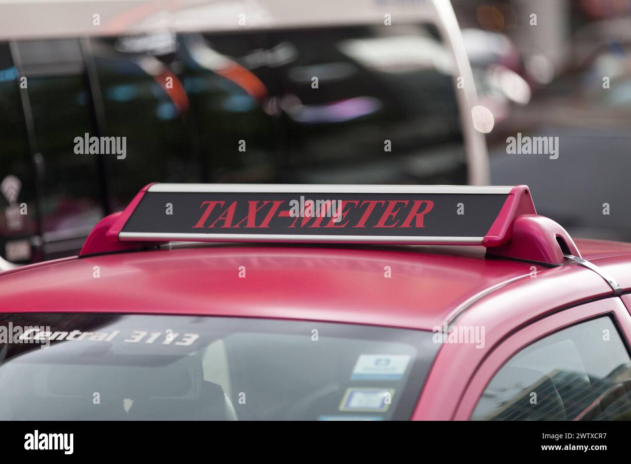 Bangkok, Thailand - 17. September 2018: Nahaufnahme auf einem Taxischild in der Nähe des Bahnhofs Chit Lom. Stockfoto